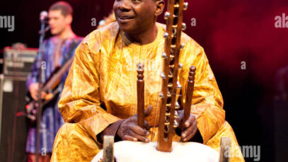 toumani-diabate-du-mali-sur-la-scene-principale-a-l-arriere2black-music-festival-london-uk-crx8g2